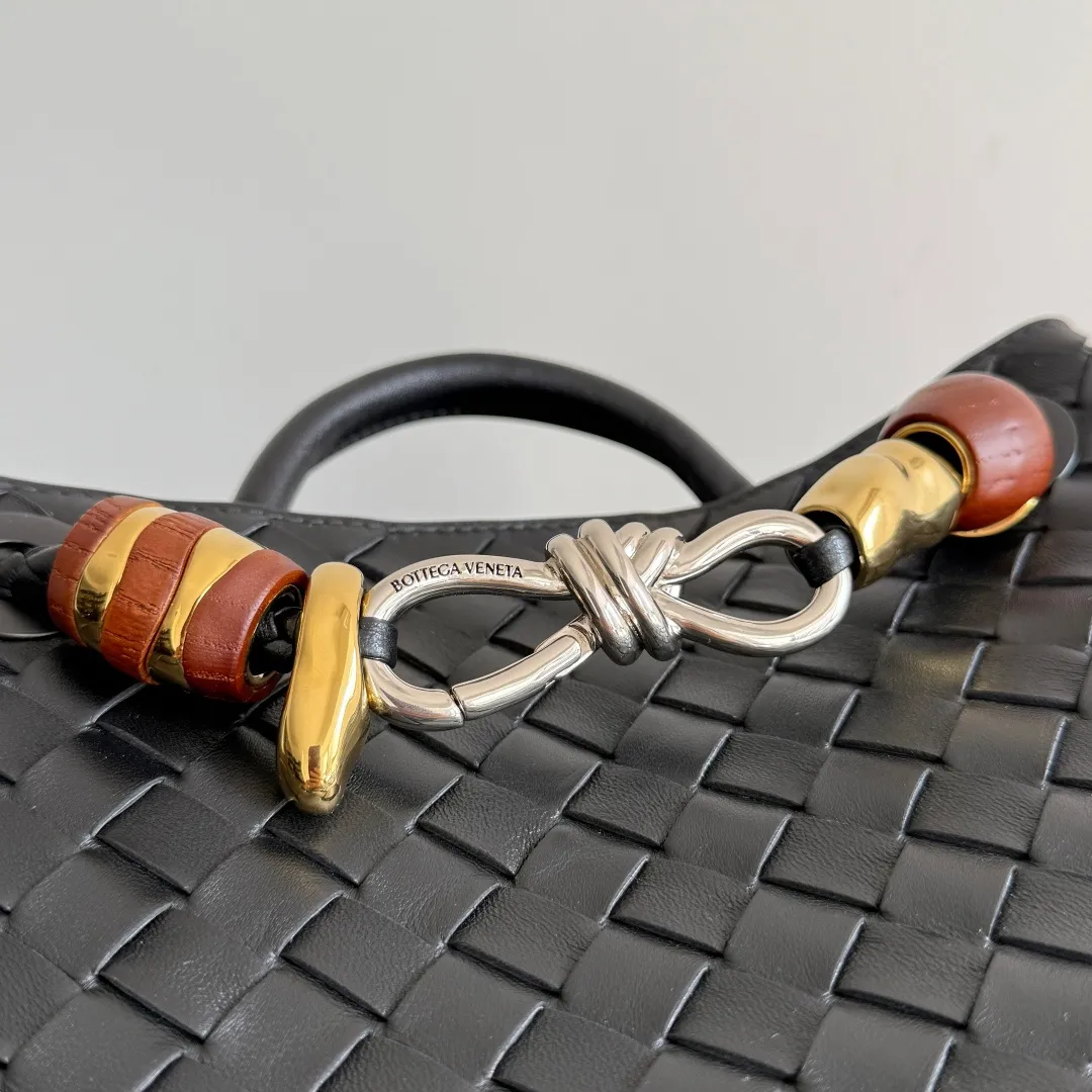 The new Andiamo batch of 3060 BV is shipped‼ ️The classic intercciato weaving process is used to create a soft bag, the metal knot is made of micro-cast aluminum using jewelry technology🪢, and the decorative beads are made of metal and hand-polished oak, allowing you to jump repeatedly between elegance and fun💃, making it unpredictable. Classic and versatile, it shows off your temperament, and the bag has a large capacity, making it very convenient for daily commuting! It has a variety of carrying methods, the shoulder straps can be adjusted by yourself, the original lambskin feels soft and delicate, and the unisex style breaks gender boundaries and brings a more practical and long-lasting use experience. The Andiamo, which has both elegant and casual styles, perfectly interprets the "fashionable old money style". Style number: 743568+wood hardware Color: black silver buckle Size: 25*22*10.5cm